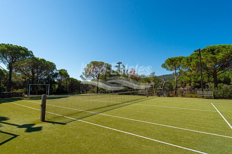 Propriété - 438 m² - 18 pièces