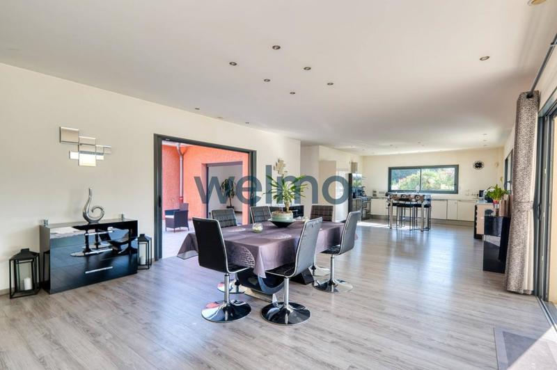 Maison - 300 m² - 8 pièces