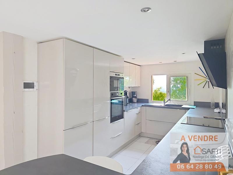 Maison - 220 m² - 7 pièces