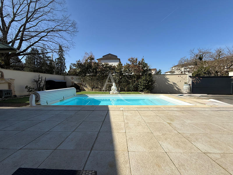 Maison - 265 m² - 10 pièces