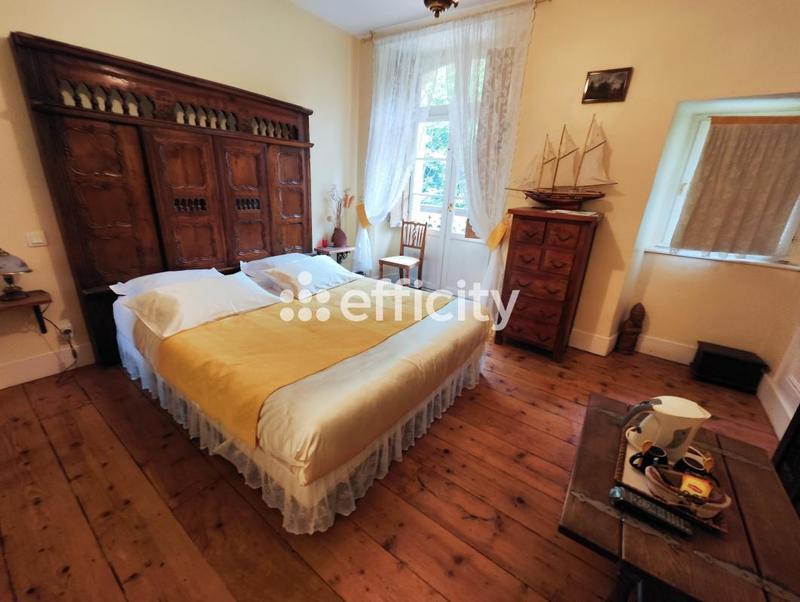 Maison - 284 m² - 10 pièces