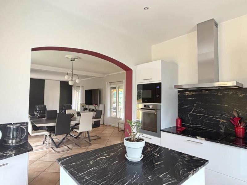 Pavillon - 180 m² - 5 pièces