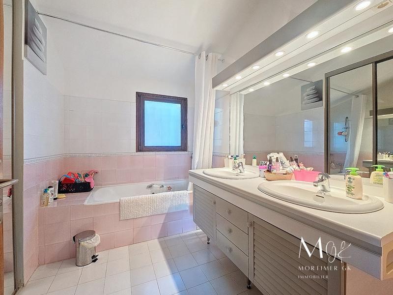 Maison - 180 m² - 8 pièces