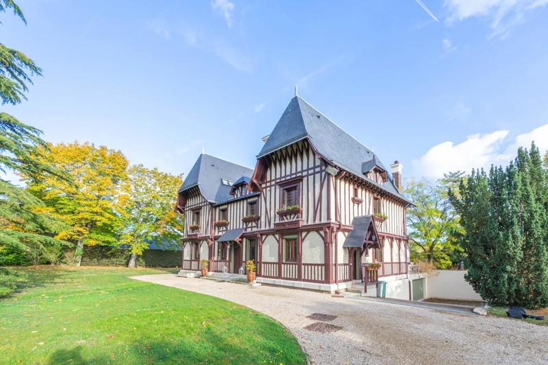 Maison - 400 m² - 8 pièces