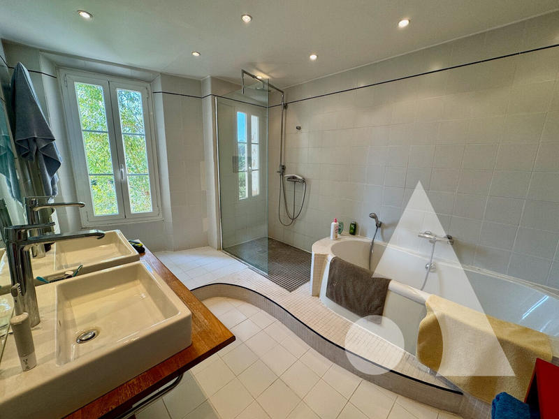 Maison - 250 m² - 11 pièces