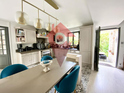 Maison - 210 m² - 8 pièces