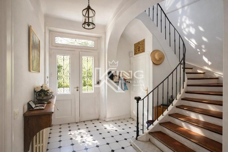 Propriété - 253 m² - 7 pièces