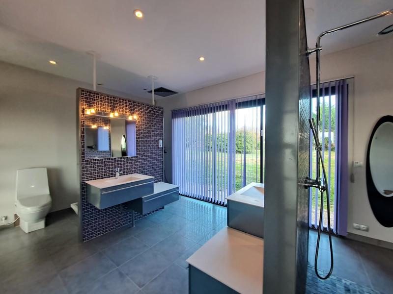 Maison - 305 m² - 6 pièces