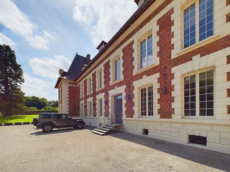 Maison - 1 200 m² - 16 pièces