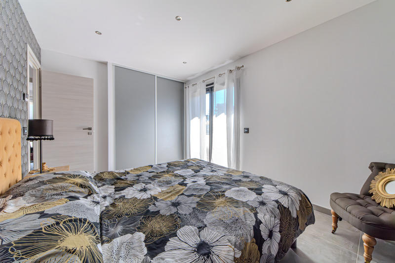 Maison - 325 m² - 8 pièces