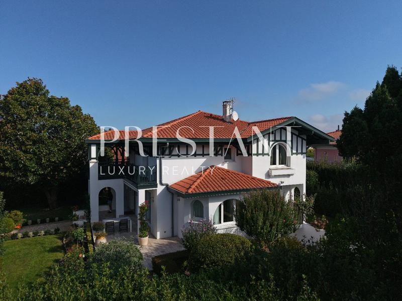 Maison - 282 m² - 10 pièces