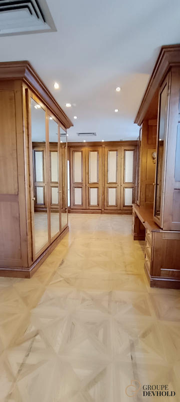 Maison - 1 325 m² - 15 pièces