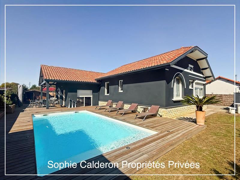 Maison - 250 m² - 9 pièces