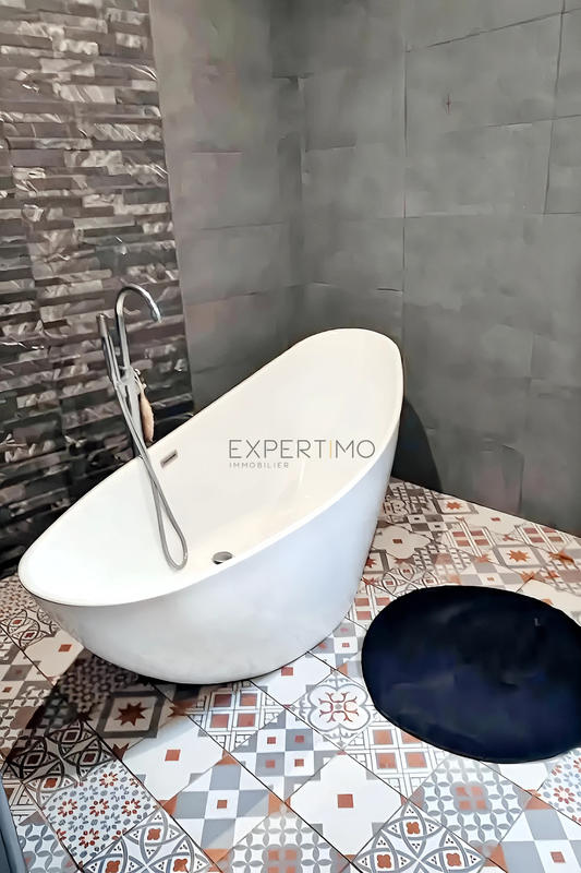 Maison - 225 m² - 10 pièces