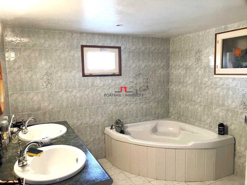 Maison - 220 m² - 6 pièces