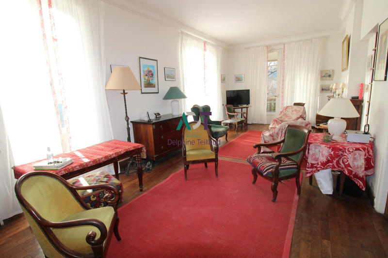 Maison - 300 m² - 12 pièces