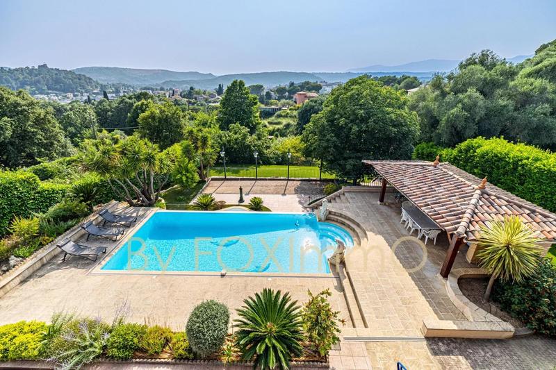 Maison - 240 m² - 8 pièces