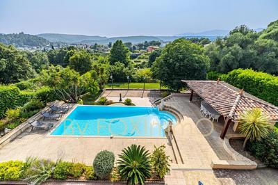 Maison - 240 m² - 8 pièces