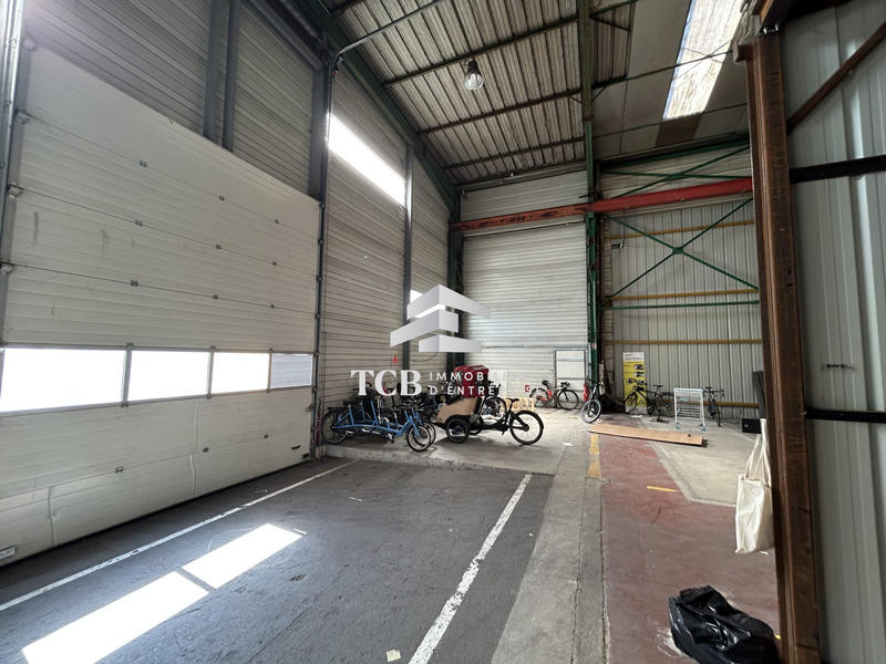 Local d'activités - 916 m²