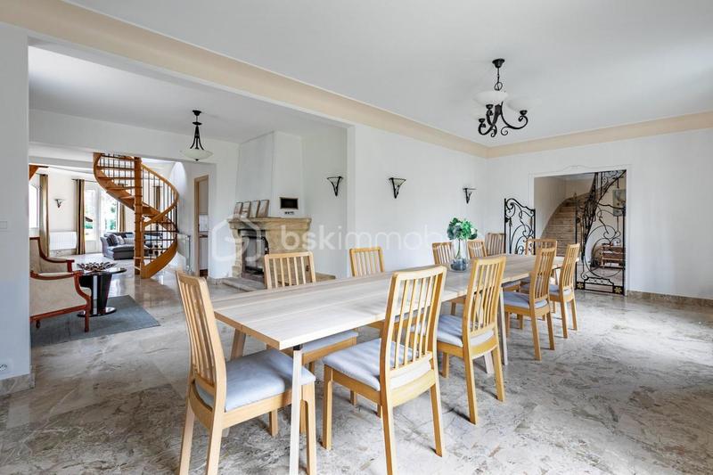 Propriété - 453 m² - 9 pièces