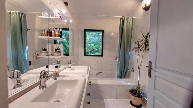 Maison - 215 m² - 9 pièces