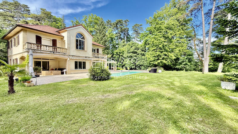 Maison - 302 m² - 8 pièces