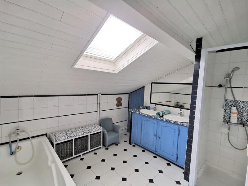 Villa - 219 m² - 10 pièces