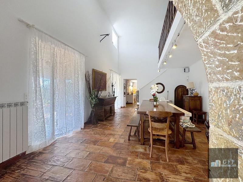 Villa - 401 m² - 8 pièces