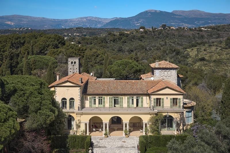 Maison - 2 850 m² - 30 pièces