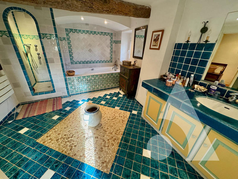 Maison - 640 m² - 18 pièces