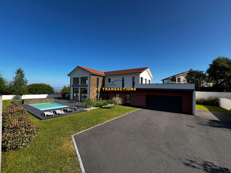 Maison - 240 m² - 6 pièces