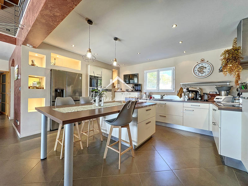 Villa - 198 m² - 6 pièces