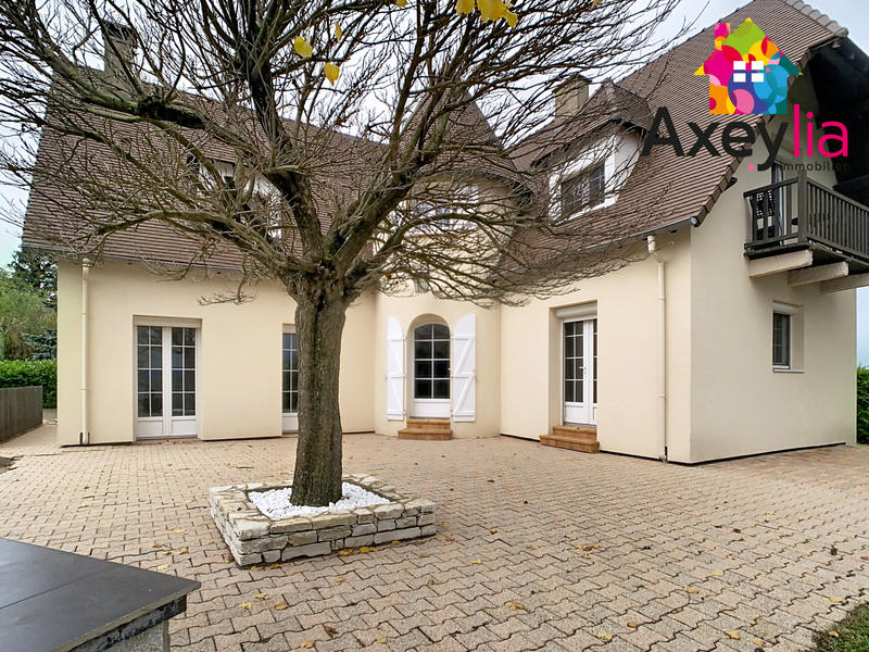 Maison - 240 m² - 7 pièces