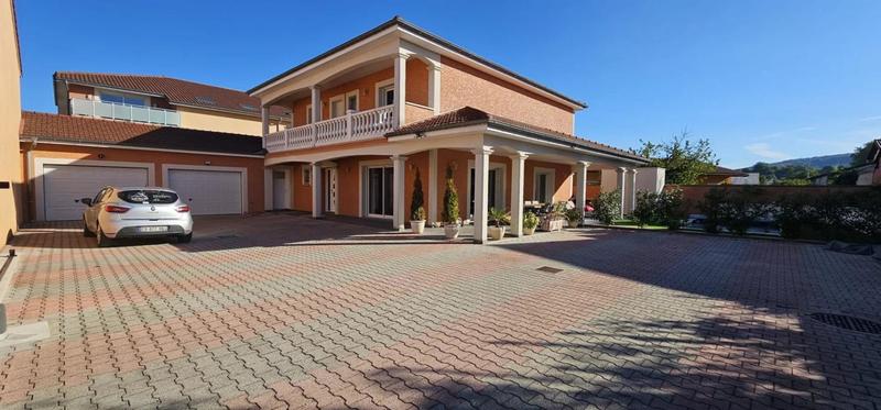 Villa - 259 m² - 8 pièces