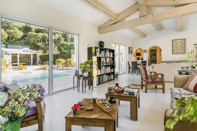 Maison - 242 m² - 10 pièces