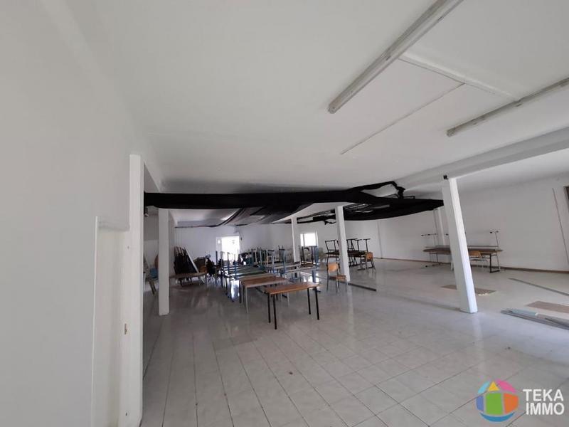 Local commercial - 242 m²