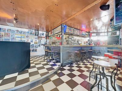 Local commercial - 200 m² - 8 pièces