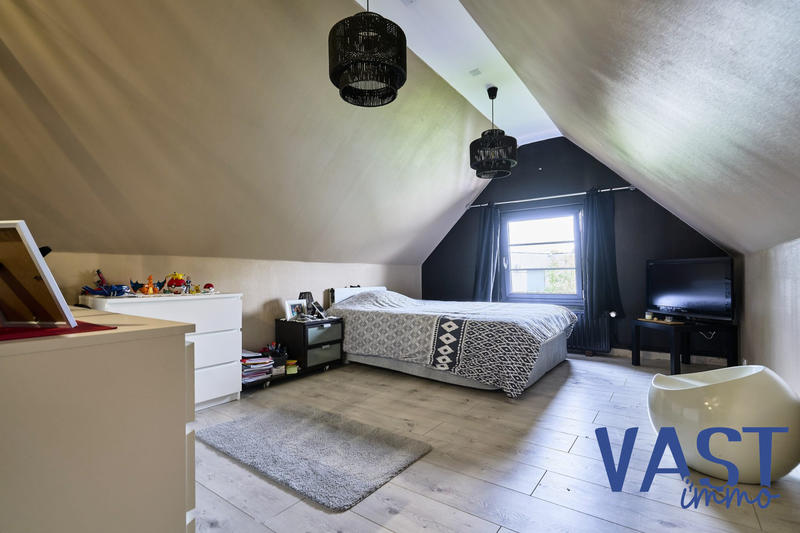 Maison - 217 m² - 6 pièces