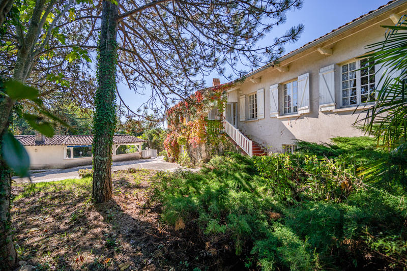 Maison - 244 m² - 9 pièces