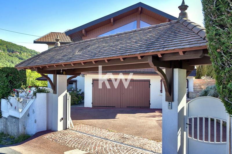 Maison - 250 m² - 6 pièces