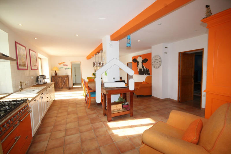 Corps de ferme - 300 m² - 8 pièces