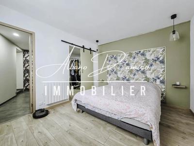 Maison - 208 m² - 9 pièces