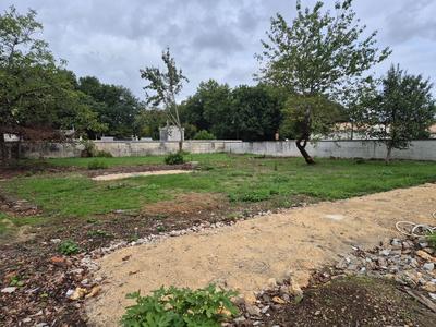 Terrain constructible - 1 600 m²