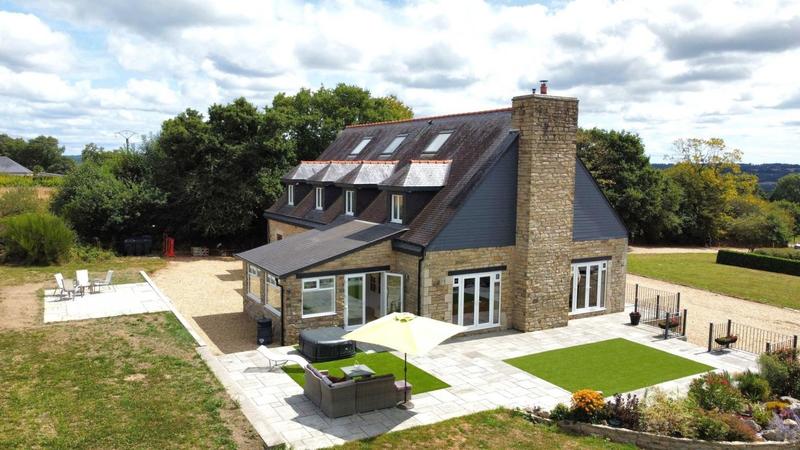 Maison - 284 m² - 8 pièces