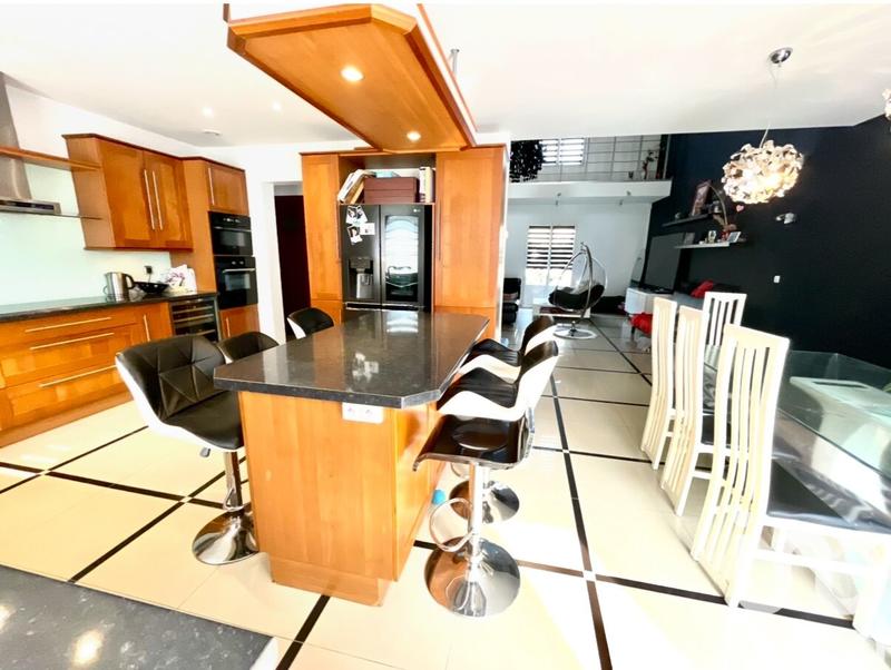 Maison - 211 m² - 7 pièces