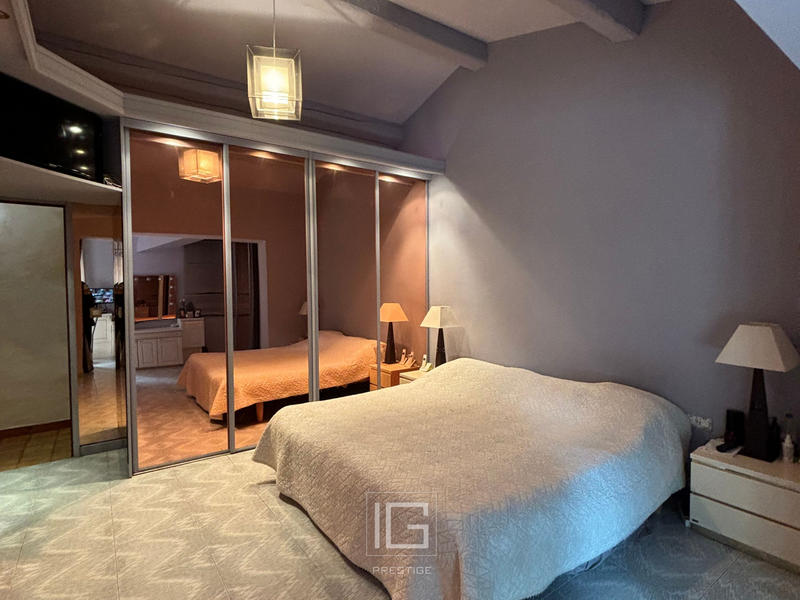 Propriété - 350 m² - 6 pièces