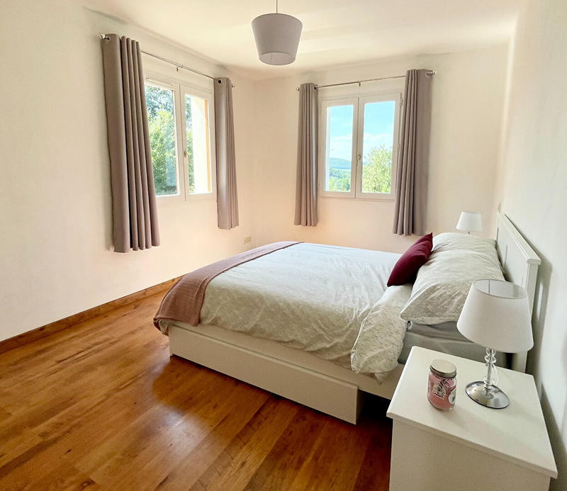 Maison - 202 m² - 5 pièces