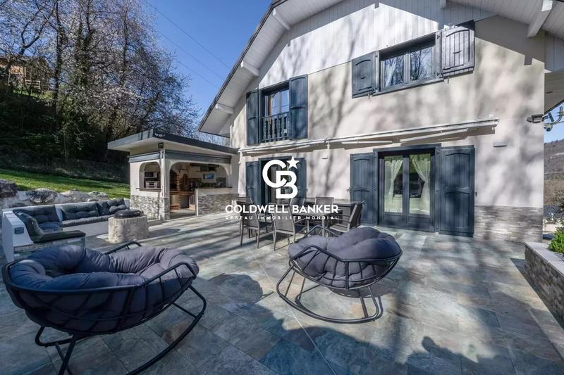 Maison - 280 m² - 10 pièces