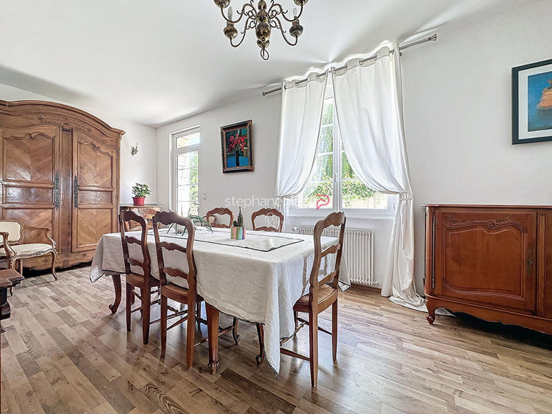 Maison - 180 m² - 8 pièces