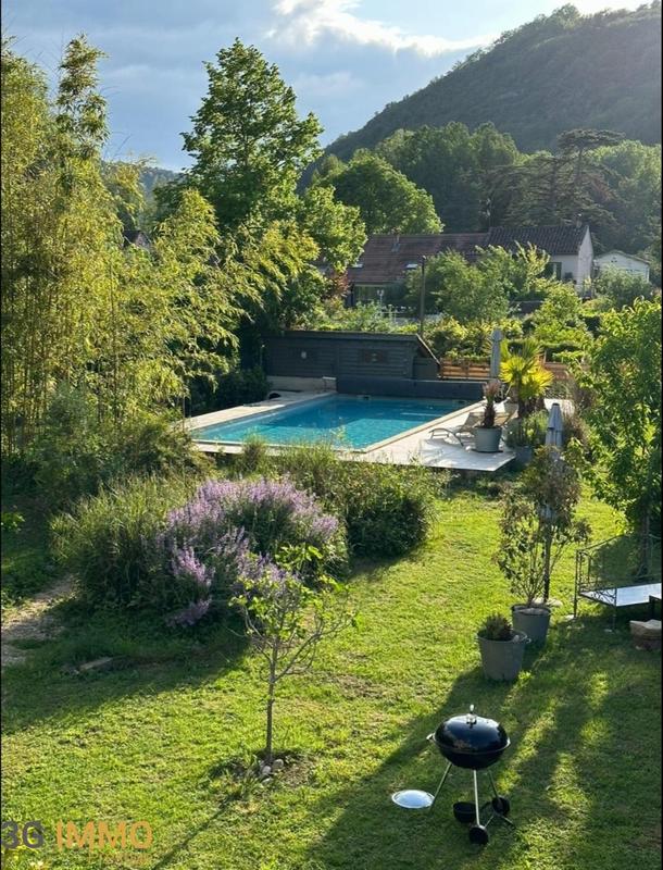 Maison - 225 m² - 10 pièces